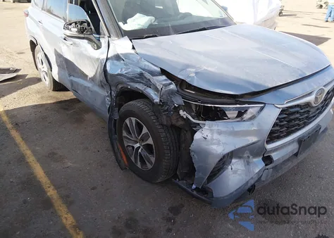 2021 Toyota Highlander Xle z USA, uszkodzony, nr VIN 5TDHZRBH9MS154547